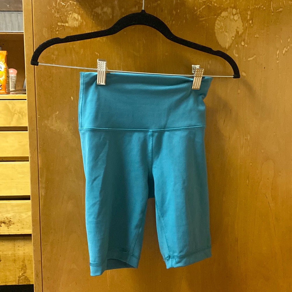 LULULEMON SIZE 4 BIKER SHORTS